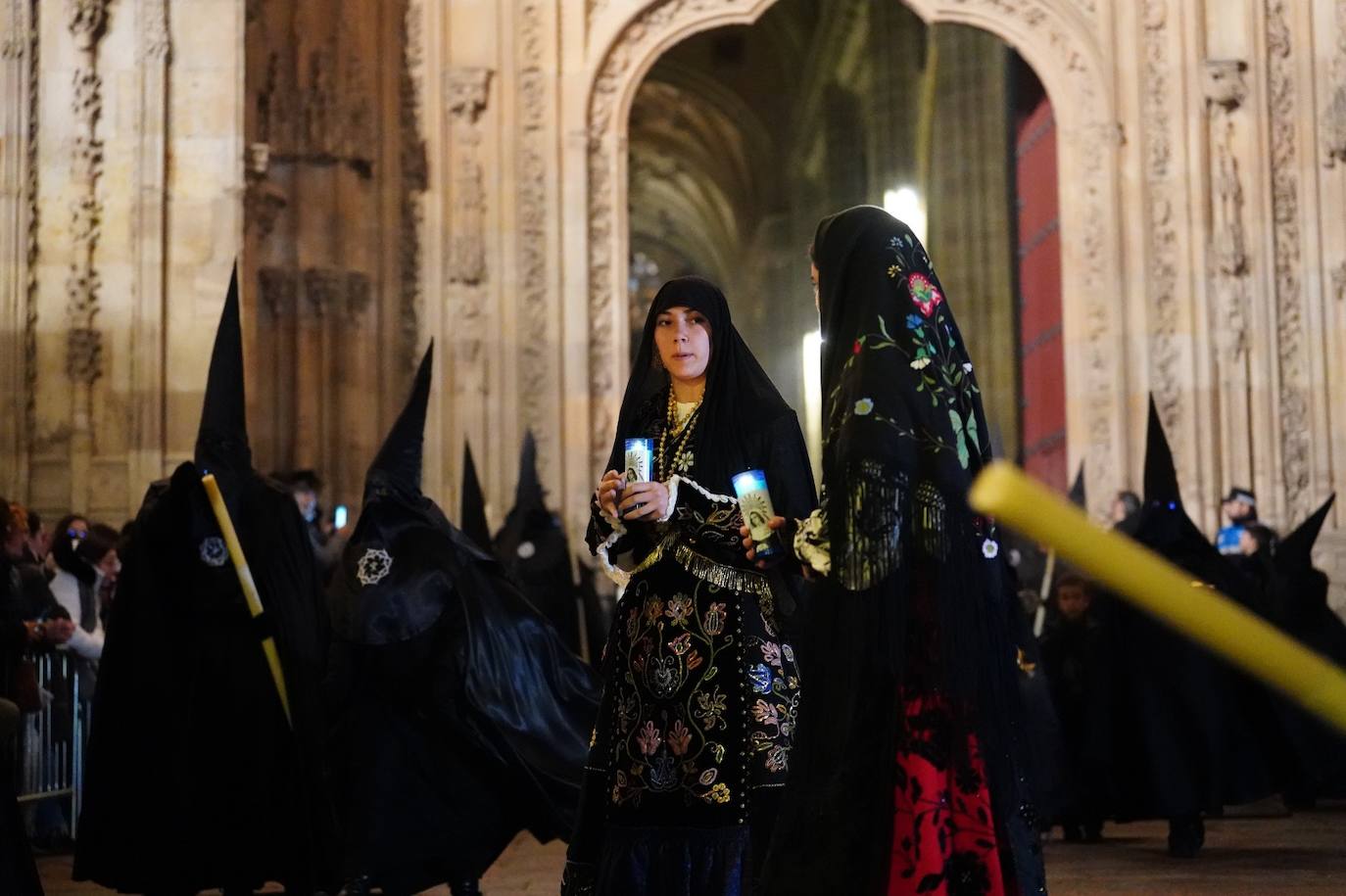 En imágenes: cientos de fieles acompañan a La Soledad en su noche de luto por las calles de Salamanca