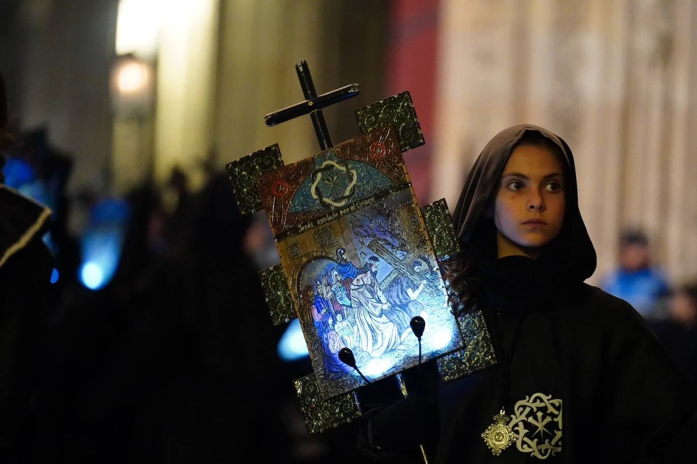 En imágenes: cientos de fieles acompañan a La Soledad en su noche de luto por las calles de Salamanca