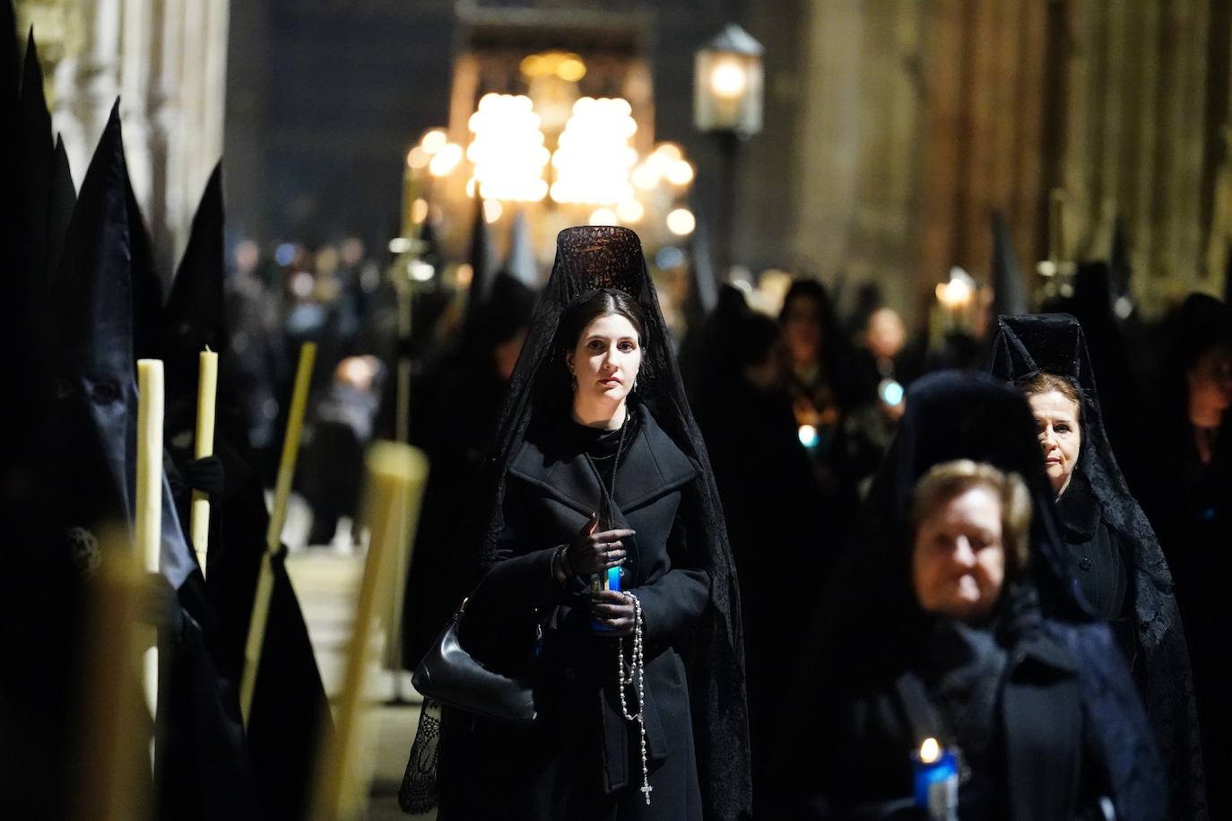 En imágenes: cientos de fieles acompañan a La Soledad en su noche de luto por las calles de Salamanca