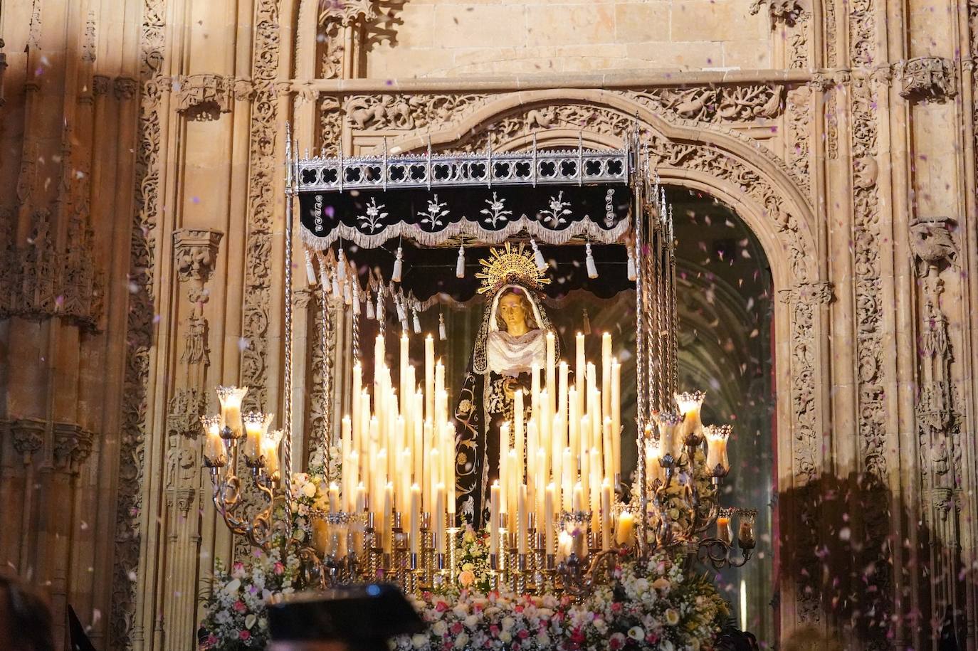 En imágenes: cientos de fieles acompañan a La Soledad en su noche de luto por las calles de Salamanca