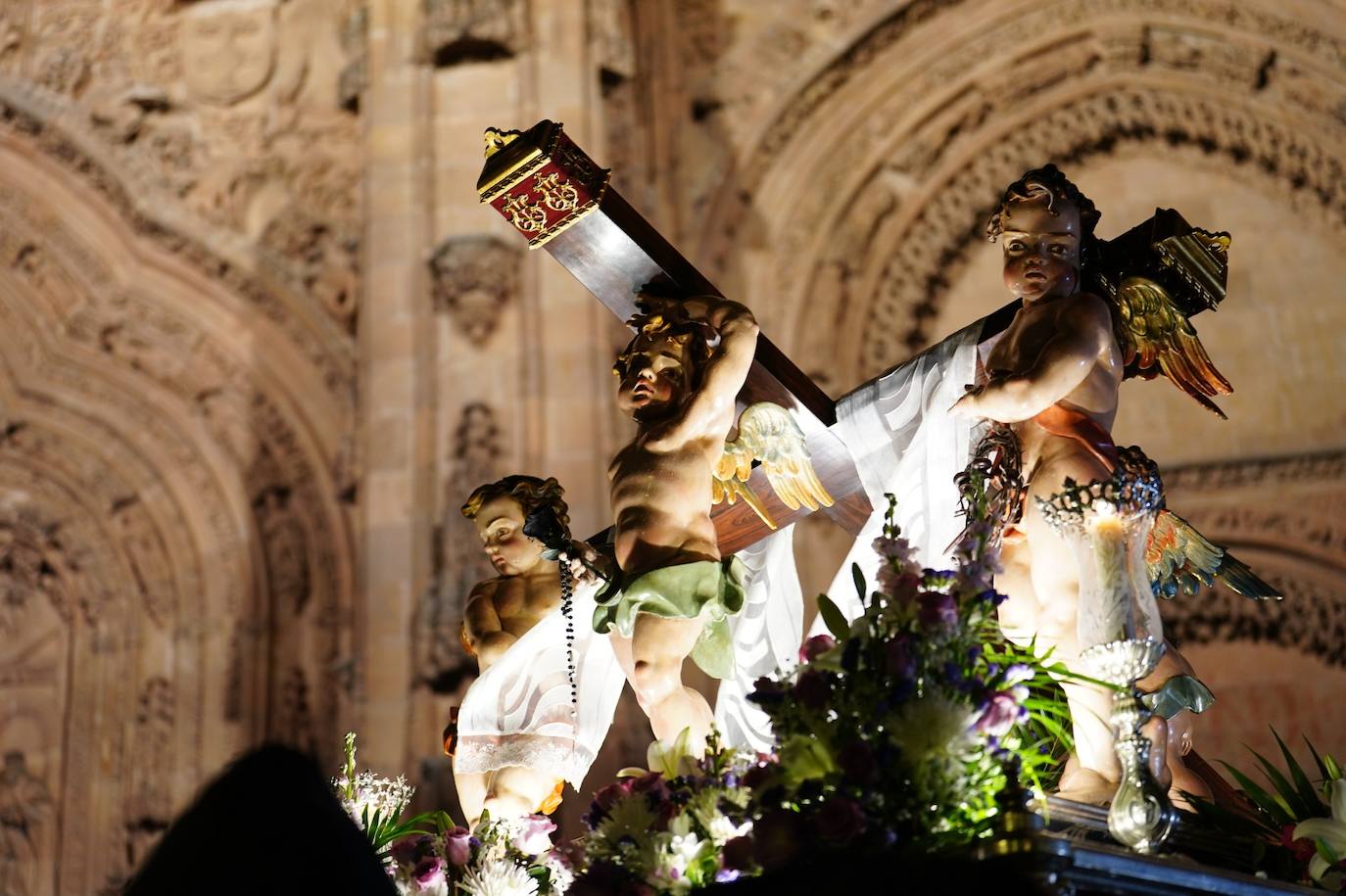 En imágenes: cientos de fieles acompañan a La Soledad en su noche de luto por las calles de Salamanca