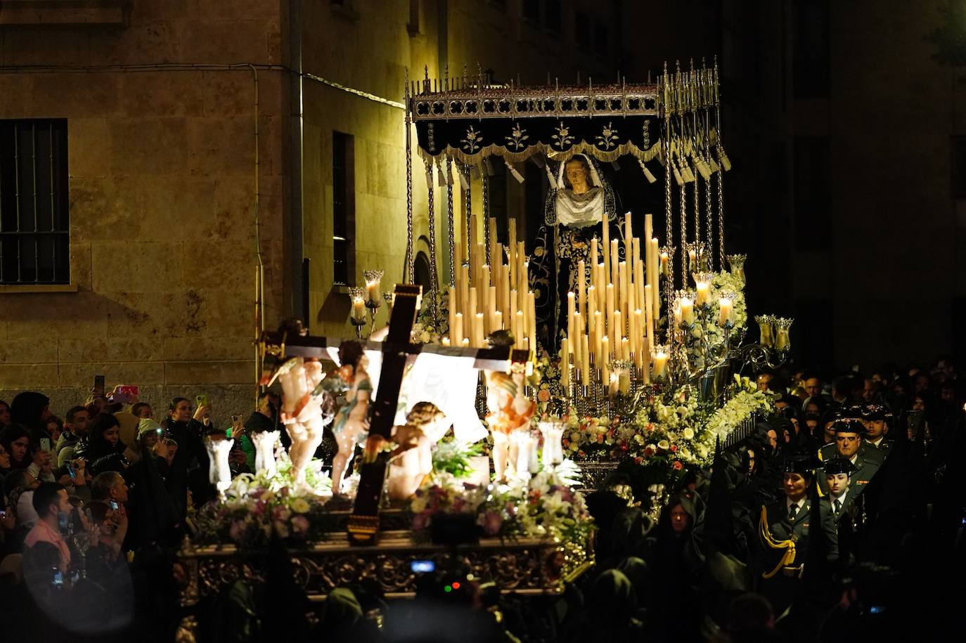 En imágenes: cientos de fieles acompañan a La Soledad en su noche de luto por las calles de Salamanca