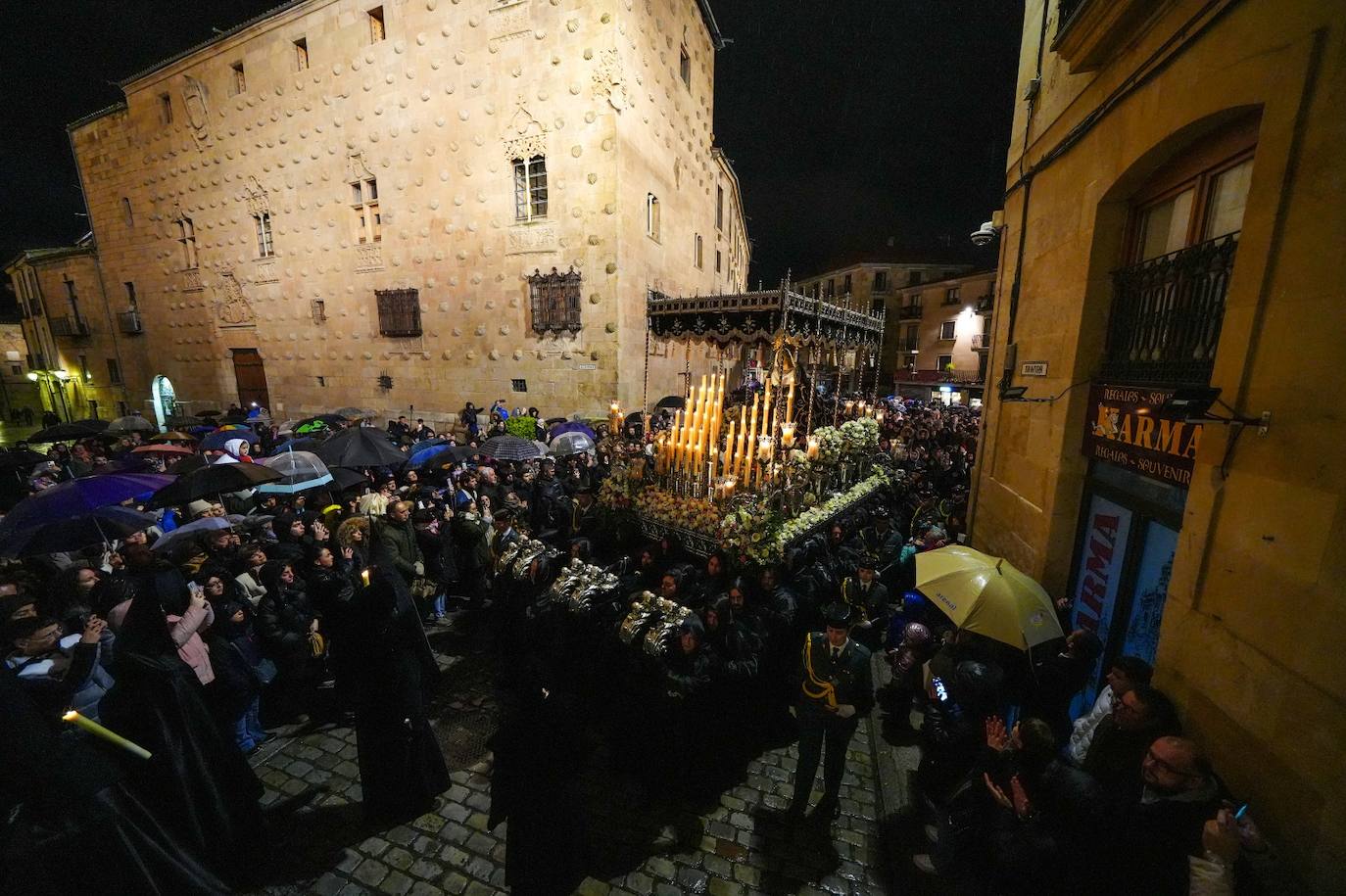 En imágenes: cientos de fieles acompañan a La Soledad en su noche de luto por las calles de Salamanca