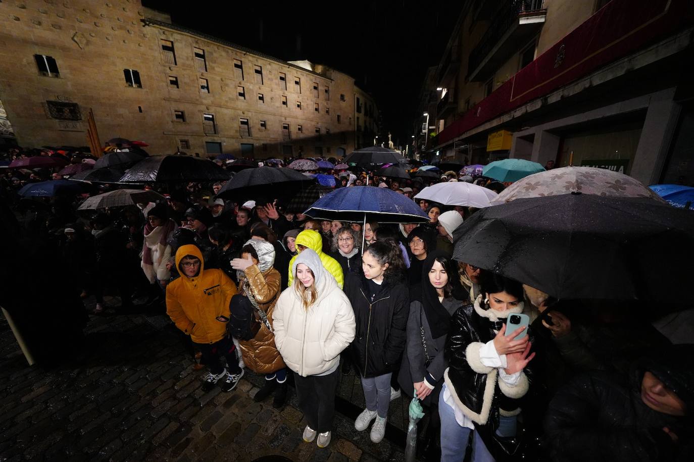 En imágenes: cientos de fieles acompañan a La Soledad en su noche de luto por las calles de Salamanca