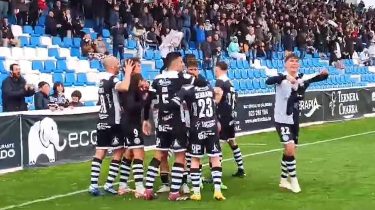 Locura total: así celebró el Reina Sofía el gol de Slavy en el descuento