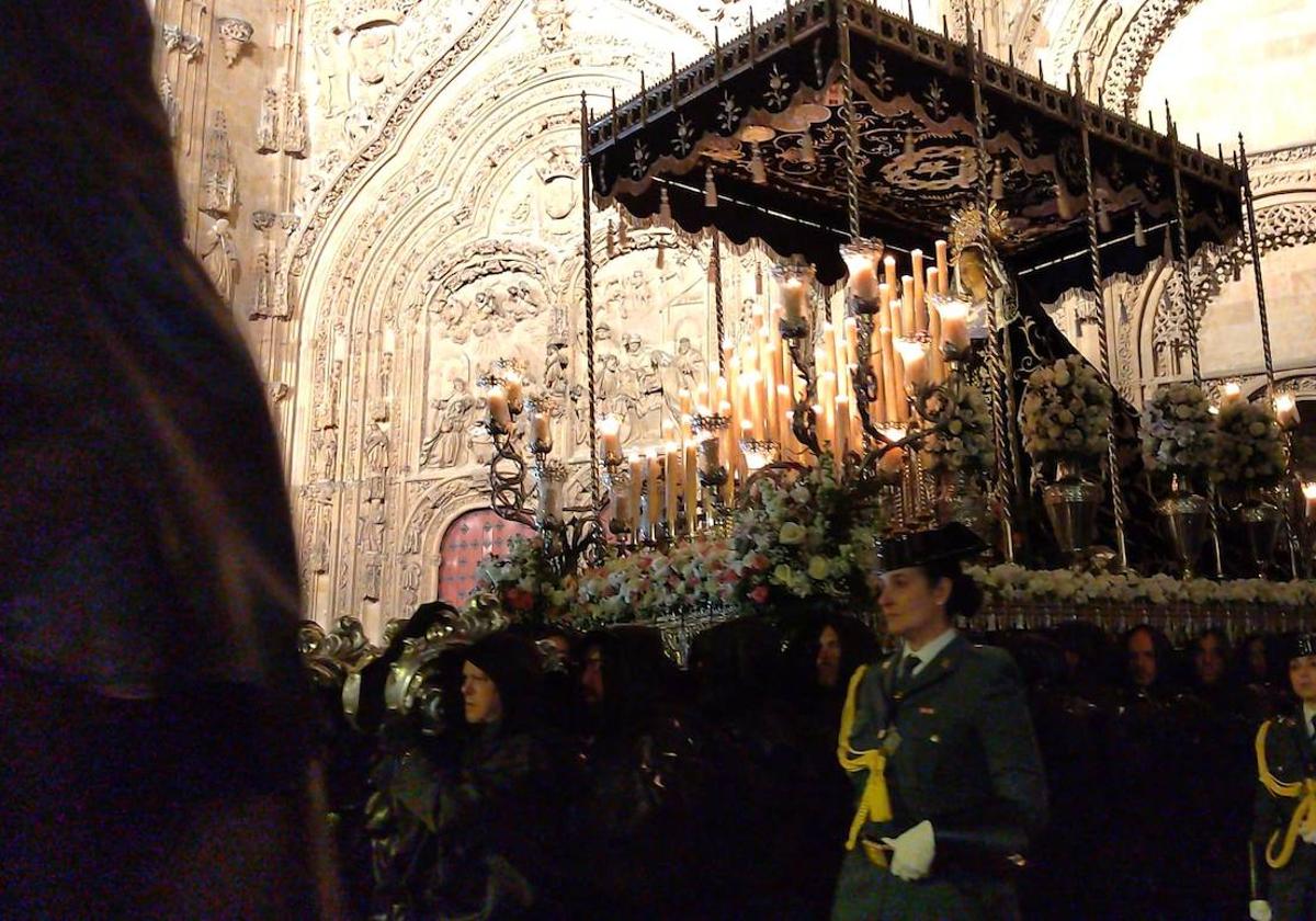 Así ha sido la emotiva salida de la Virgen de la Soledad: entre pétalos y vivas