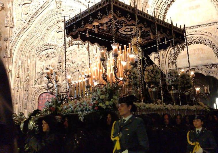 La lluvia no empaña una emocionante procesión de la Virgen de la Soledad