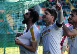 Diego Benito y Amaro celebran el segundo gol del Salamanca UDS