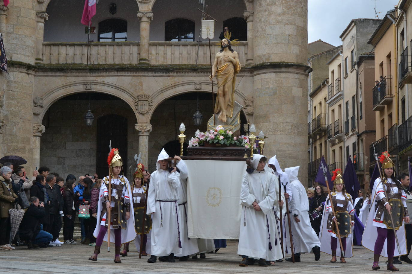 Jesús Resucitado y la Virgen se encuentran en la Plaza Mayor de Ciudad Rodrigo