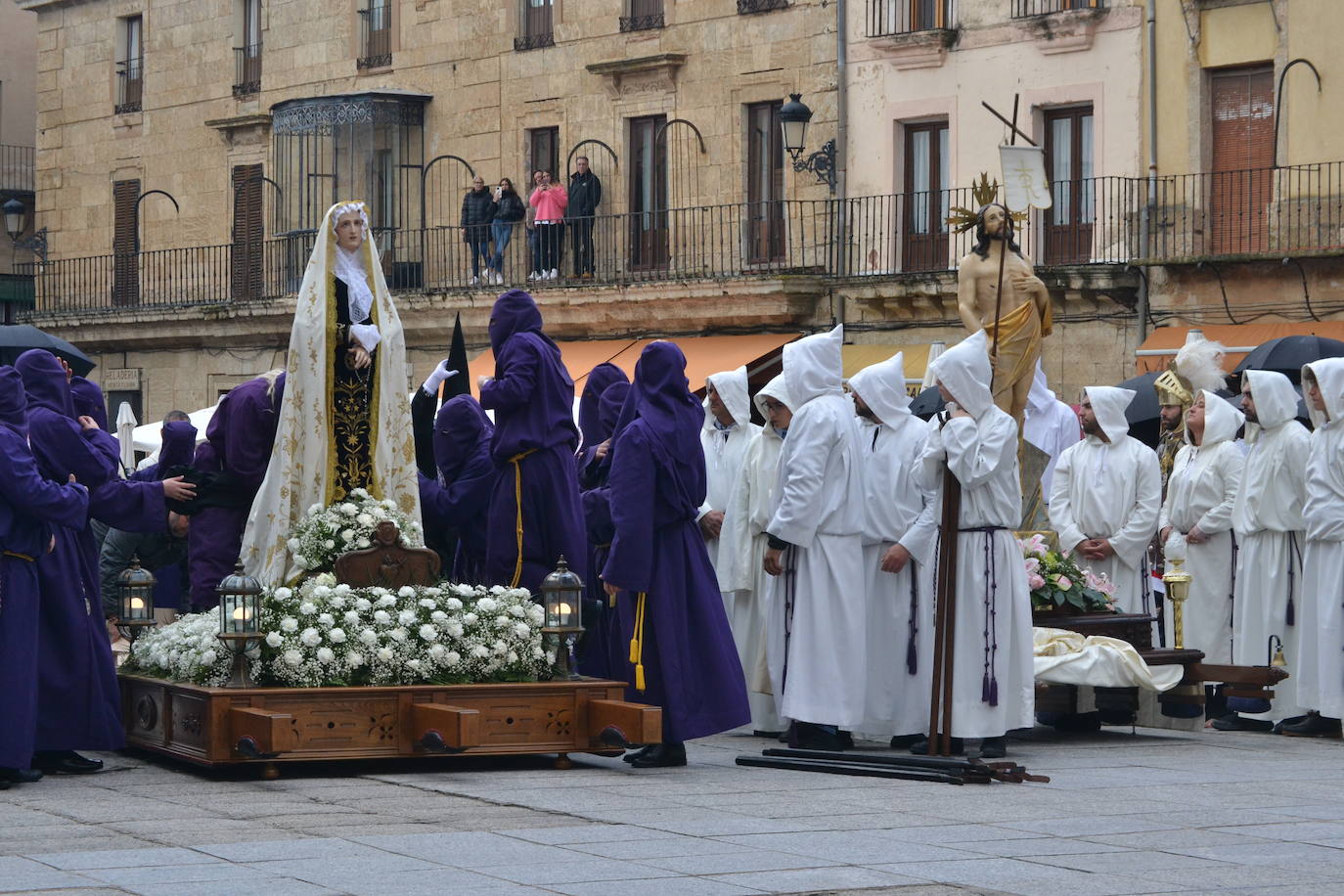 Jesús Resucitado y la Virgen se encuentran en la Plaza Mayor de Ciudad Rodrigo