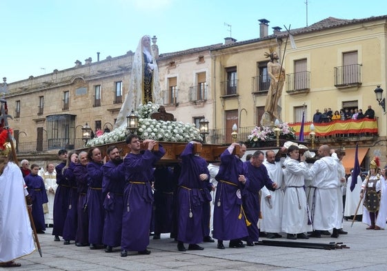 La procesión reanuda la marcha tras el encuentro entre hijo y madre