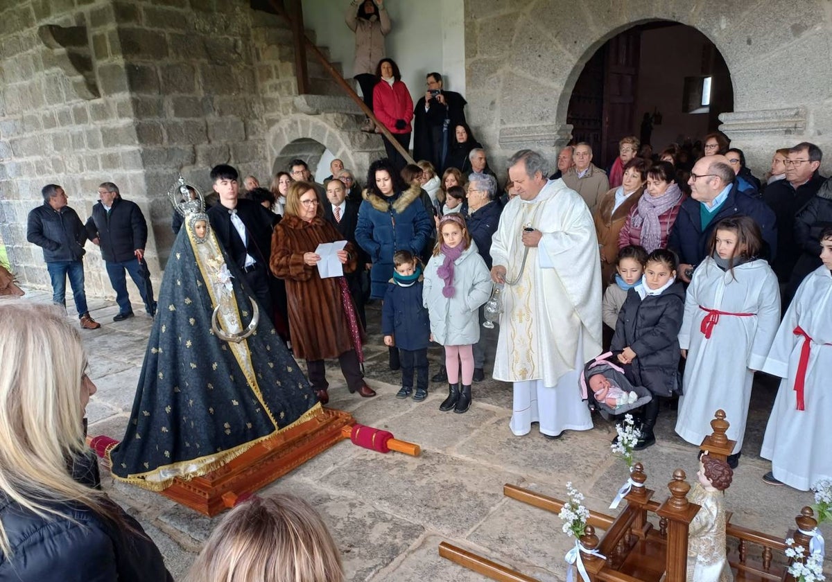 La Virgen del Gozo quita su manto de luto en el Encuentro de Los Santos