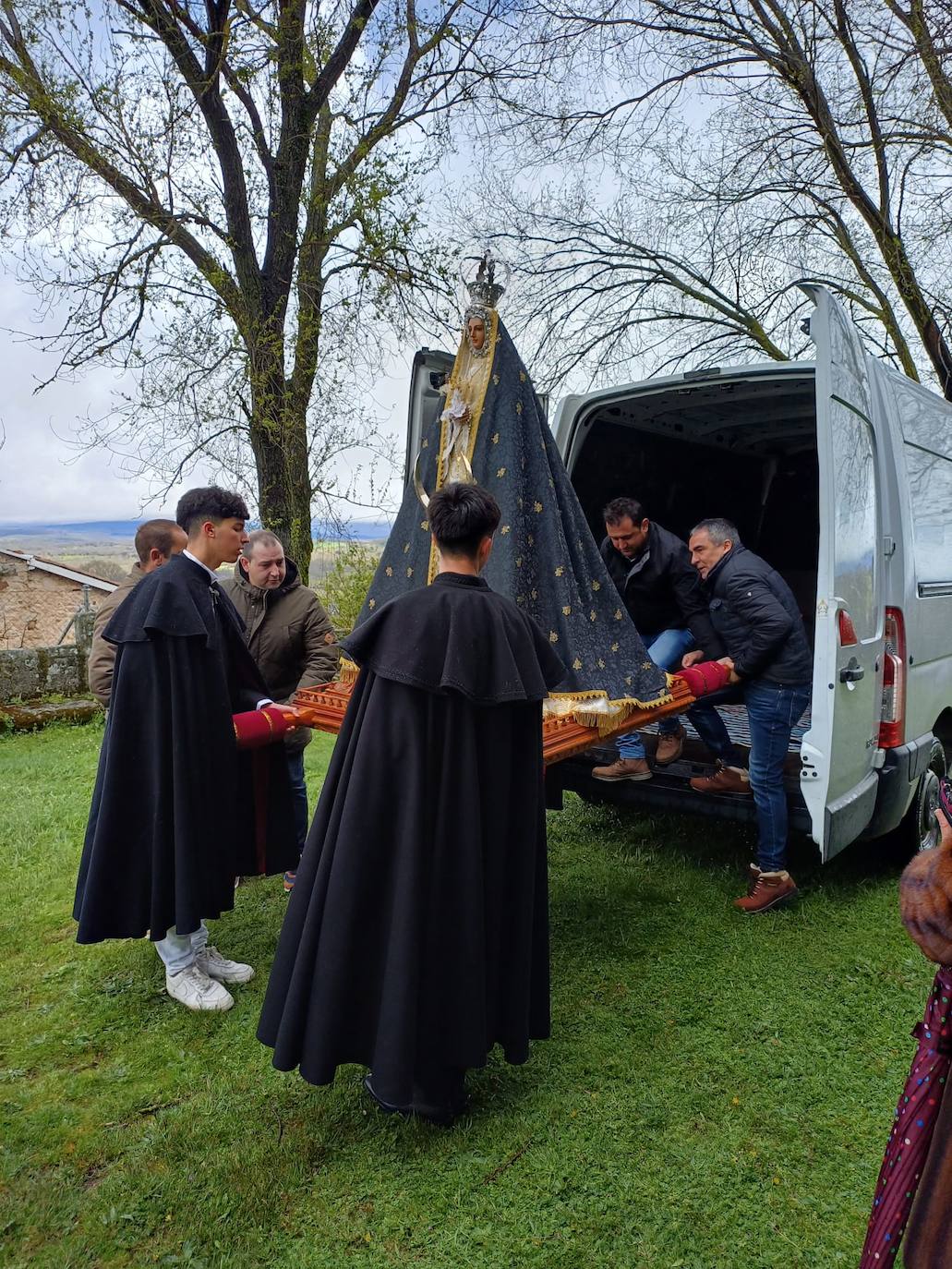 La Virgen del Gozo quita su manto de luto en el Encuentro de Los Santos