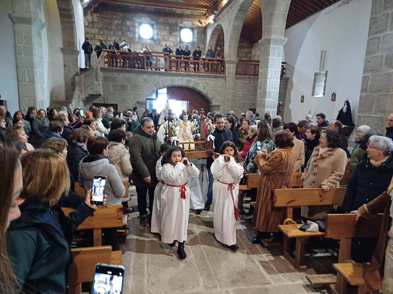 La Virgen del Gozo quita su manto de luto en el Encuentro de Los Santos