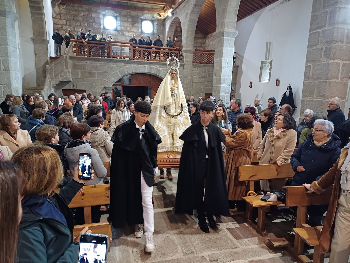 La Virgen del Gozo quita su manto de luto en el Encuentro de Los Santos