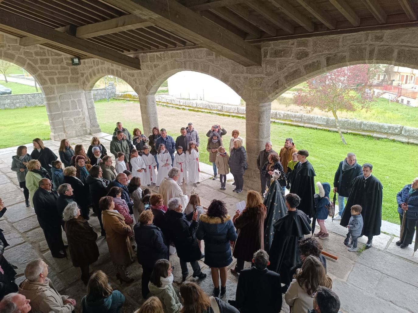 La Virgen del Gozo quita su manto de luto en el Encuentro de Los Santos