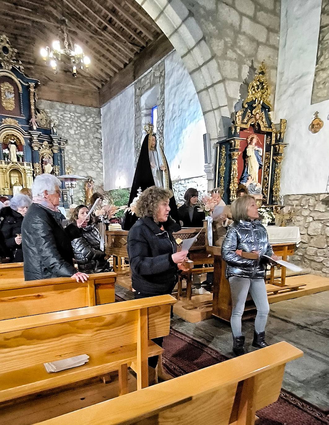 Nava de Béjar celebra la Pascua con el Encuentro en la iglesia y la tradicional degustación de hornazo