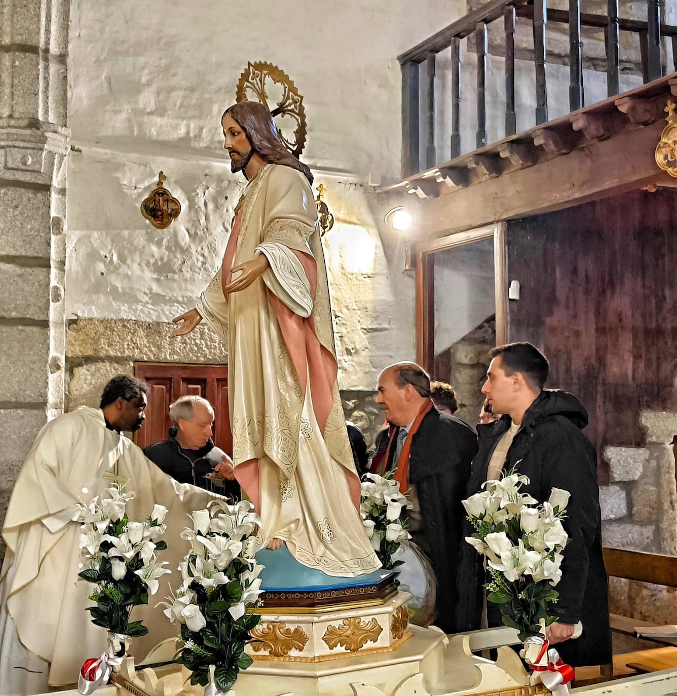 Nava de Béjar celebra la Pascua con el Encuentro en la iglesia y la tradicional degustación de hornazo