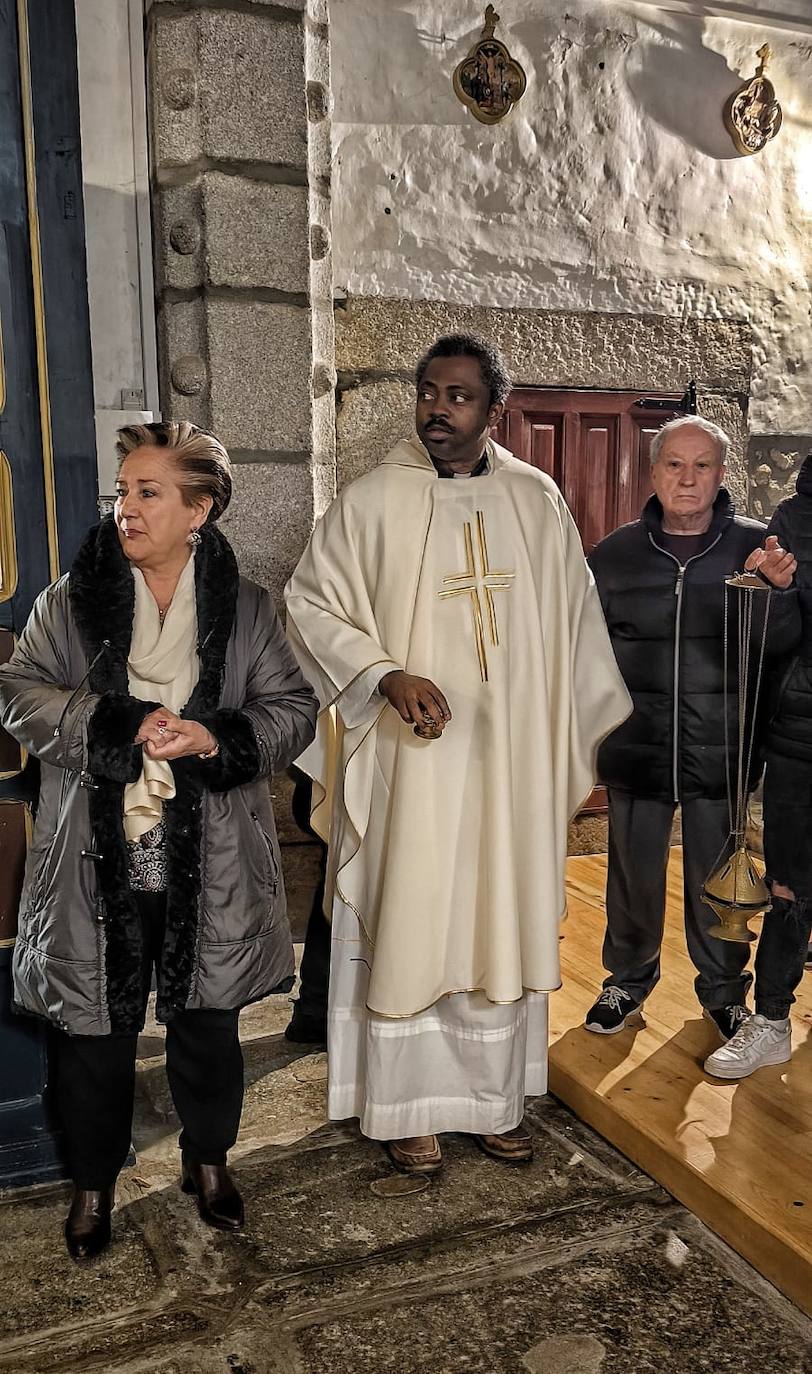 Nava de Béjar celebra la Pascua con el Encuentro en la iglesia y la tradicional degustación de hornazo