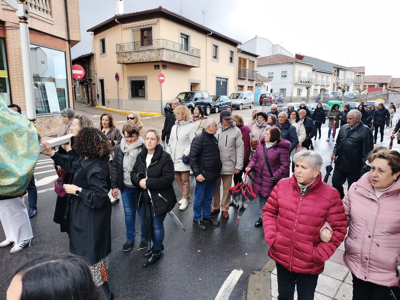 Linares acompaña a la Virgen del Buen Sucesos en su bajada hasta la iglesia