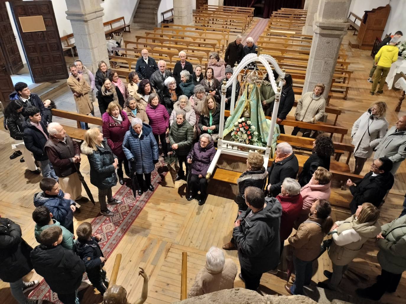 Linares acompaña a la Virgen del Buen Sucesos en su bajada hasta la iglesia