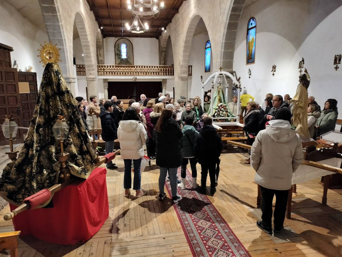 Linares acompaña a la Virgen del Buen Sucesos en su bajada hasta la iglesia