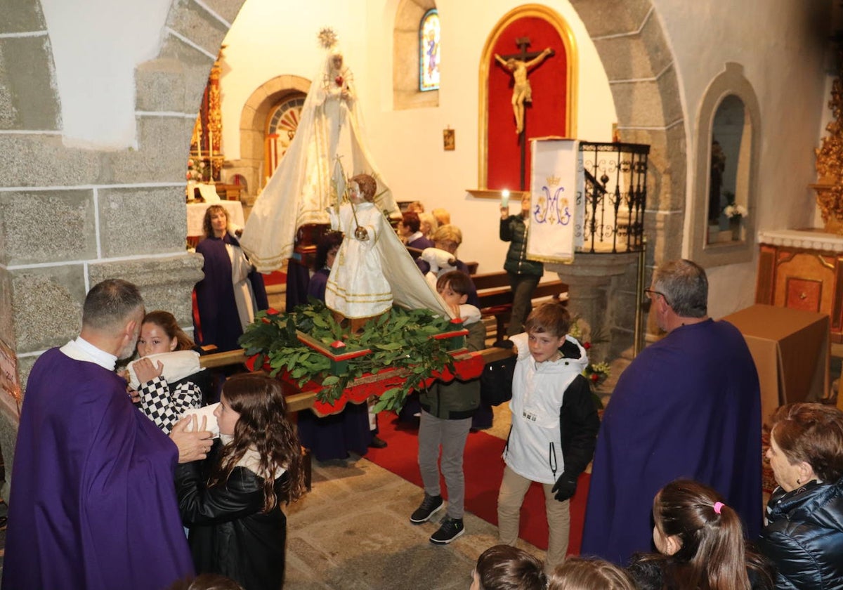 Sanchotello no falta a su Encuentro, que celebra en el interior de la iglesia