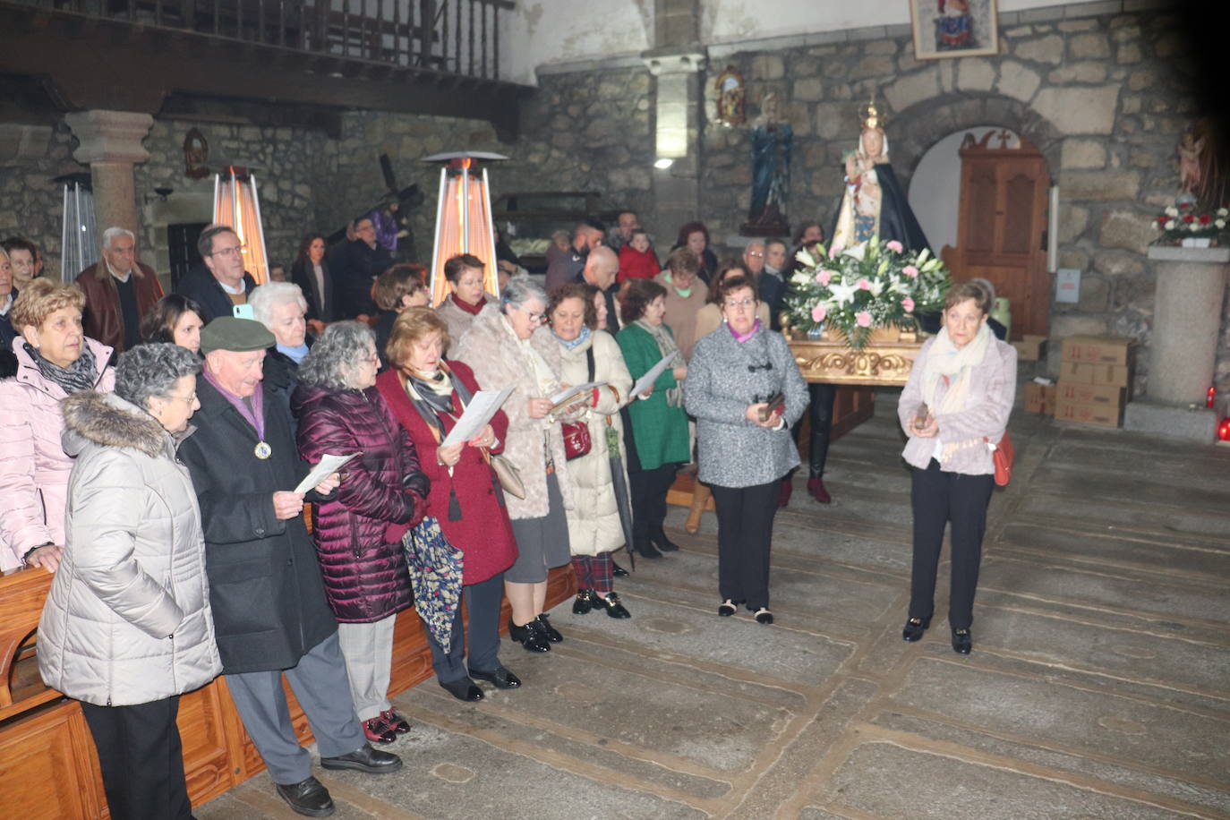 La Virgen de la Yedra recibe a Jesús en la procesión bajo cubierta de Ledrada