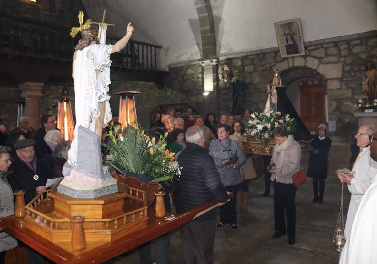 La Virgen de la Yedra recibe a Jesús en la procesión bajo cubierta de Ledrada