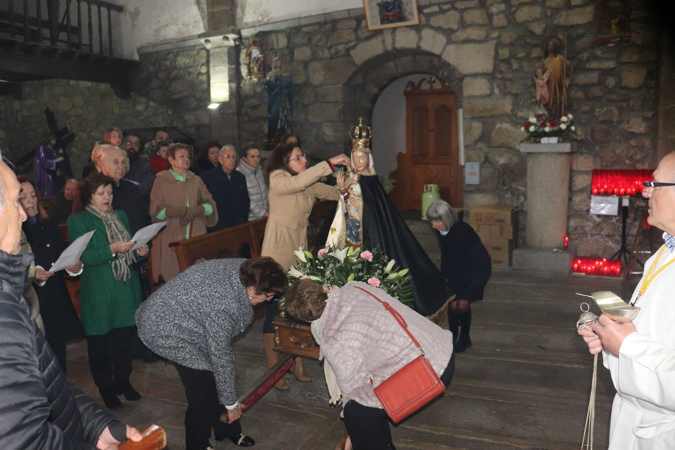 La Virgen de la Yedra recibe a Jesús en la procesión bajo cubierta de Ledrada