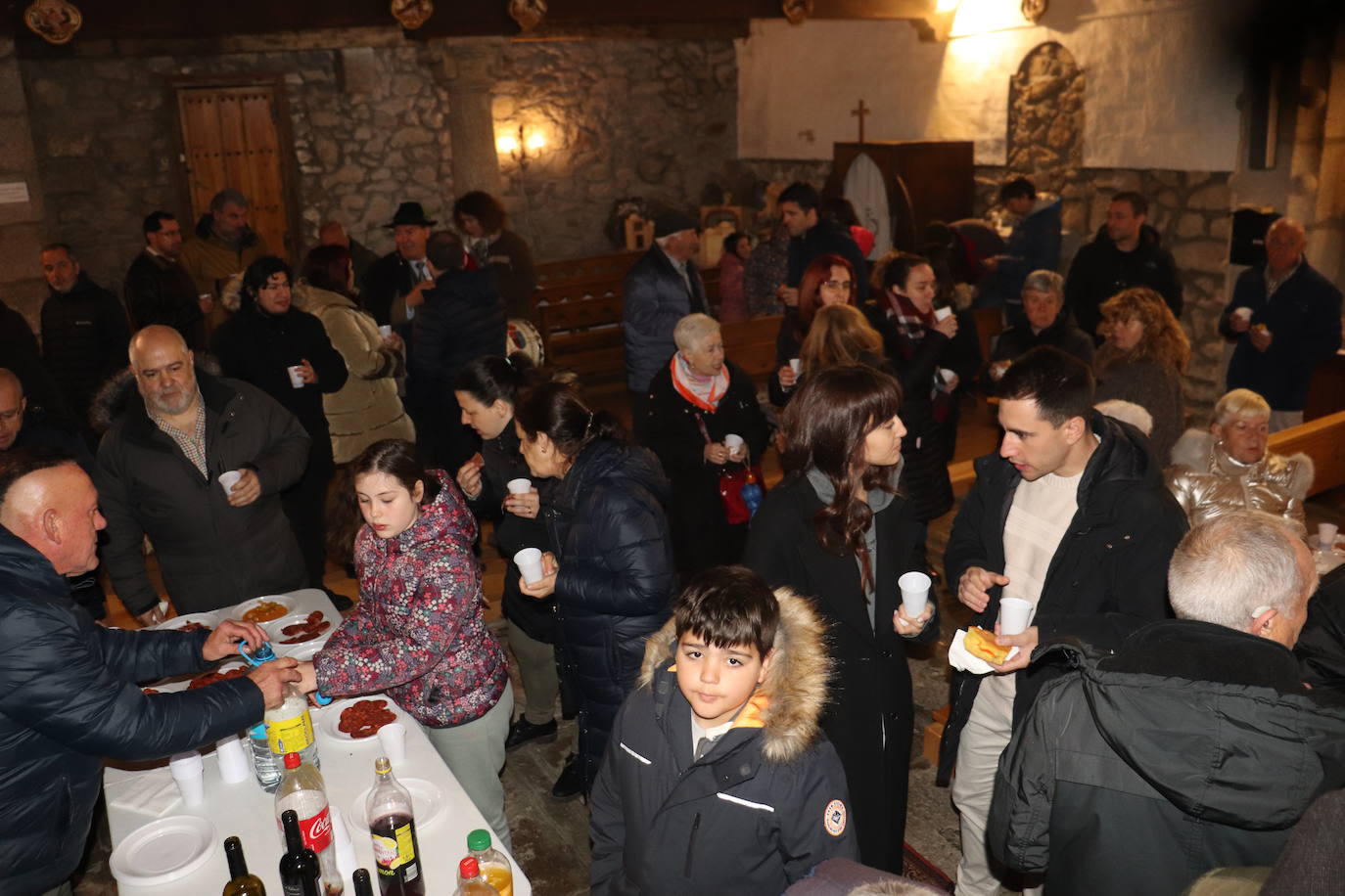 Nava de Béjar celebra la Pascua con el Encuentro en la iglesia y la tradicional degustación de hornazo