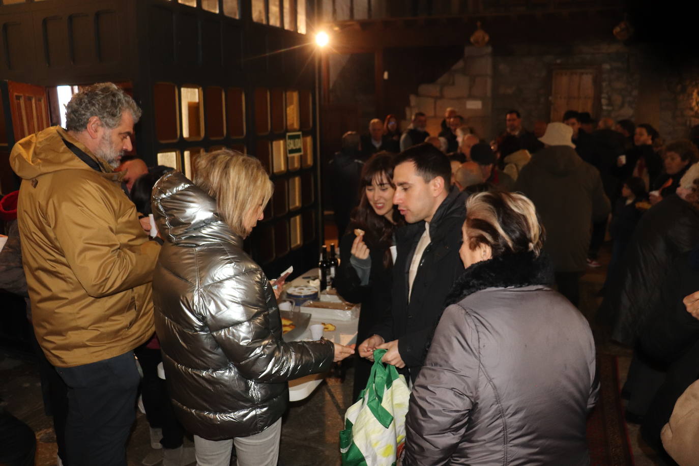 Nava de Béjar celebra la Pascua con el Encuentro en la iglesia y la tradicional degustación de hornazo