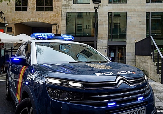 Una dotación de la Policía Nacional en el Juzgado de Guardia.