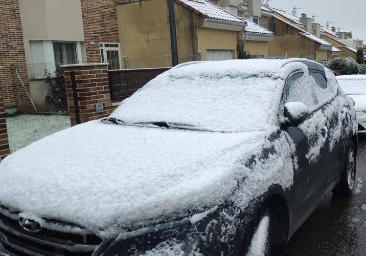 Un coche nevado en Carrascal de Barregas.