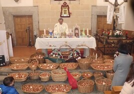 Momento en el que el párroco Blas Rodríguez bendice las ofrendas de huevos
