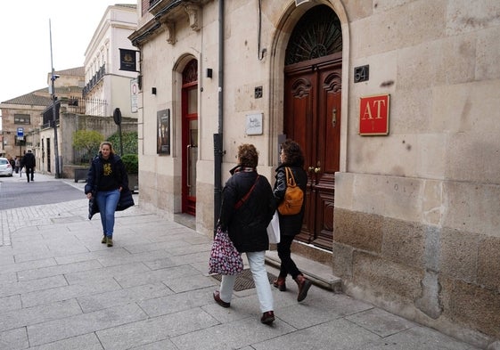 Exterior de un edificio de apartamentos turísticos en la calle San Pablo de Salamanca.