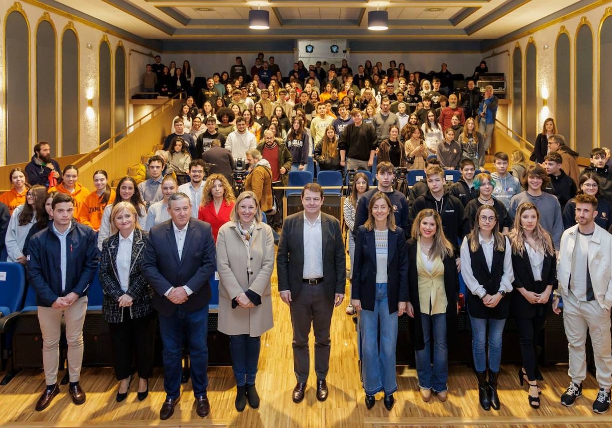 Mañueco, en el centro, durante la presentación de la campaña.