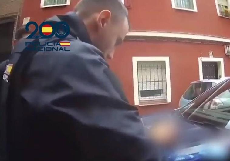 Uno de los policías efectuando las maniobras de reanimación al pequeño.