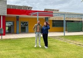 Los concejales de Villamayor, Salvador Ruano y Lucía Guinaldo, junto al bar de las piscinas municipales.