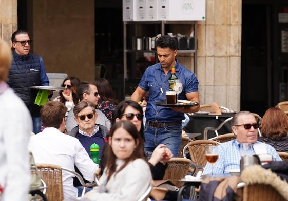 Un camarero atendiendo esta Semana Santa una terraza de la Plaza Mayor.