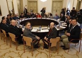 Los asistentes a la Mesa en Defensa de las Conexiones Ferroviarias, antes del encuentro en el Ayuntamiento.