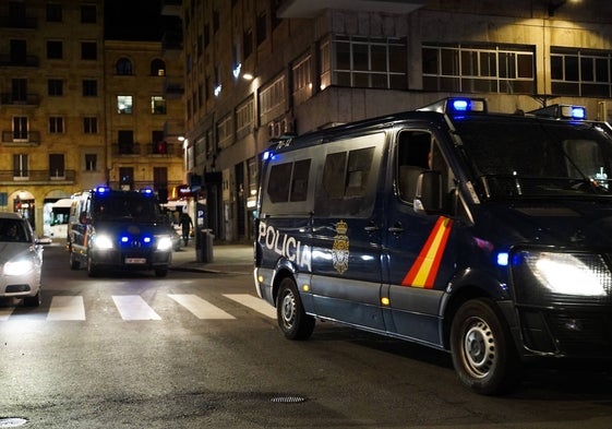 Furgones de la Policía Nacional por la calle Correhuela.