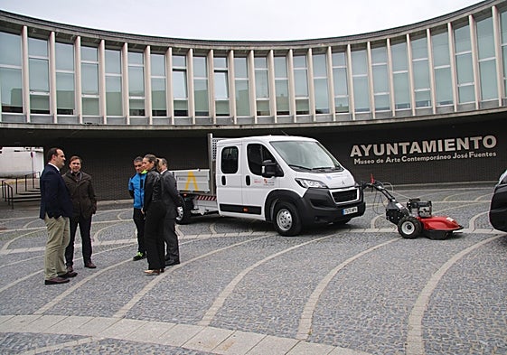 El alcalde, David Mingo, y la edil de Obras, Marta Labrador, junto a los operarios municipales en la presentación de los nuevos vehículos
