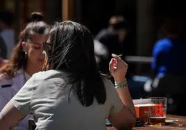 Mujer fumando en una terraza