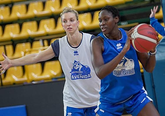 Laura Gil y Sika Koné, en un entrenamiento en el pabellón de Würzburg.