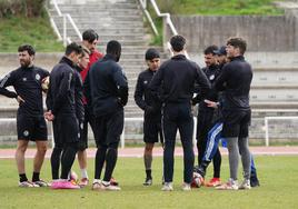 Jehu Chiapas, rodeado de varios futbolistas en un entrenamiento en Las Pistas.