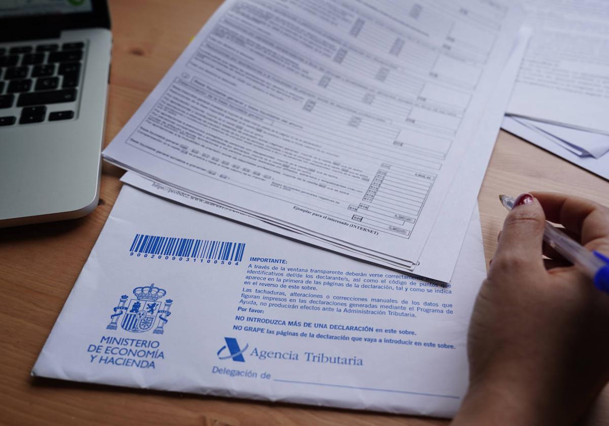 Una mujer elabora la declaración de la renta.