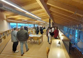 La espectacular nueva biblioteca ubicada en la planta alta del centro cultural Stoa de Carbajosa de la Sagrada