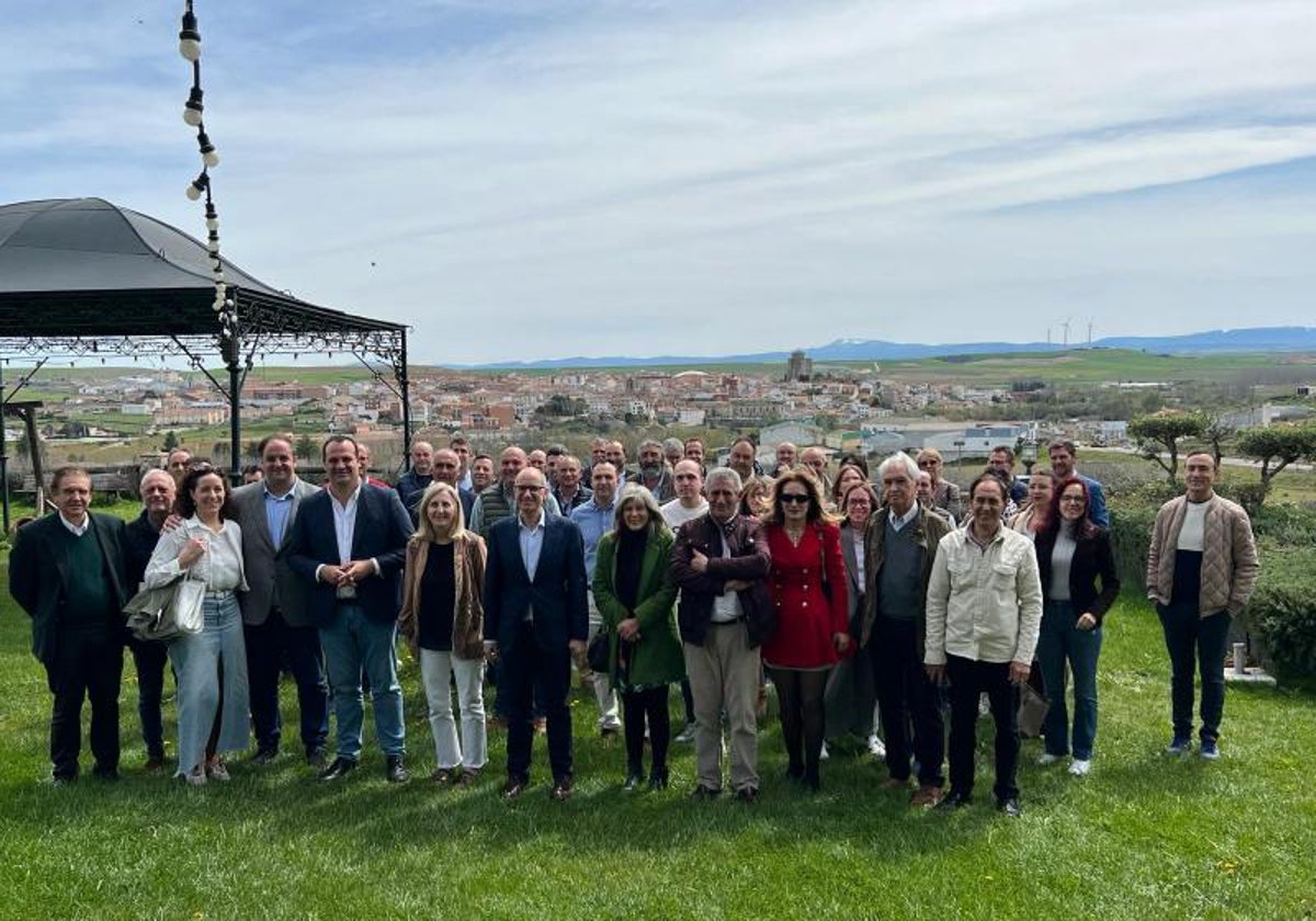 Alcaldes y concejales del PP, en la reunión comarcal celebrada en Alba de Tormes.