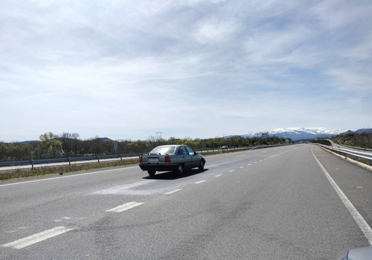 Imagen principal - Imagen de uno de los tramos parcheados esta semana en la salida sur de Guijuelo.